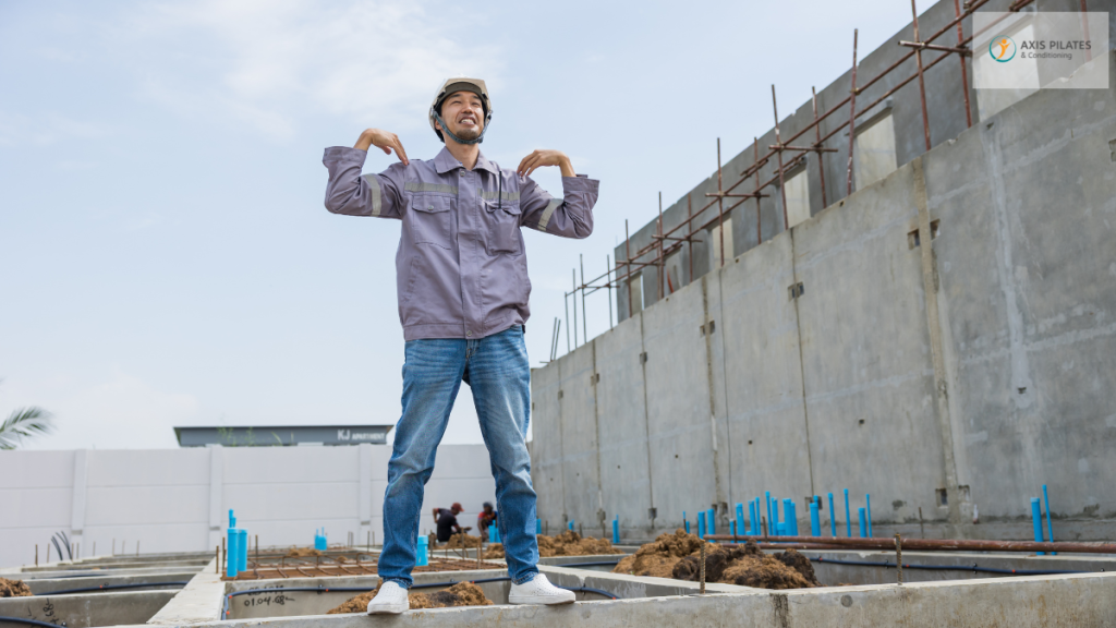 工事現場でラジオ体操をしているおじさん