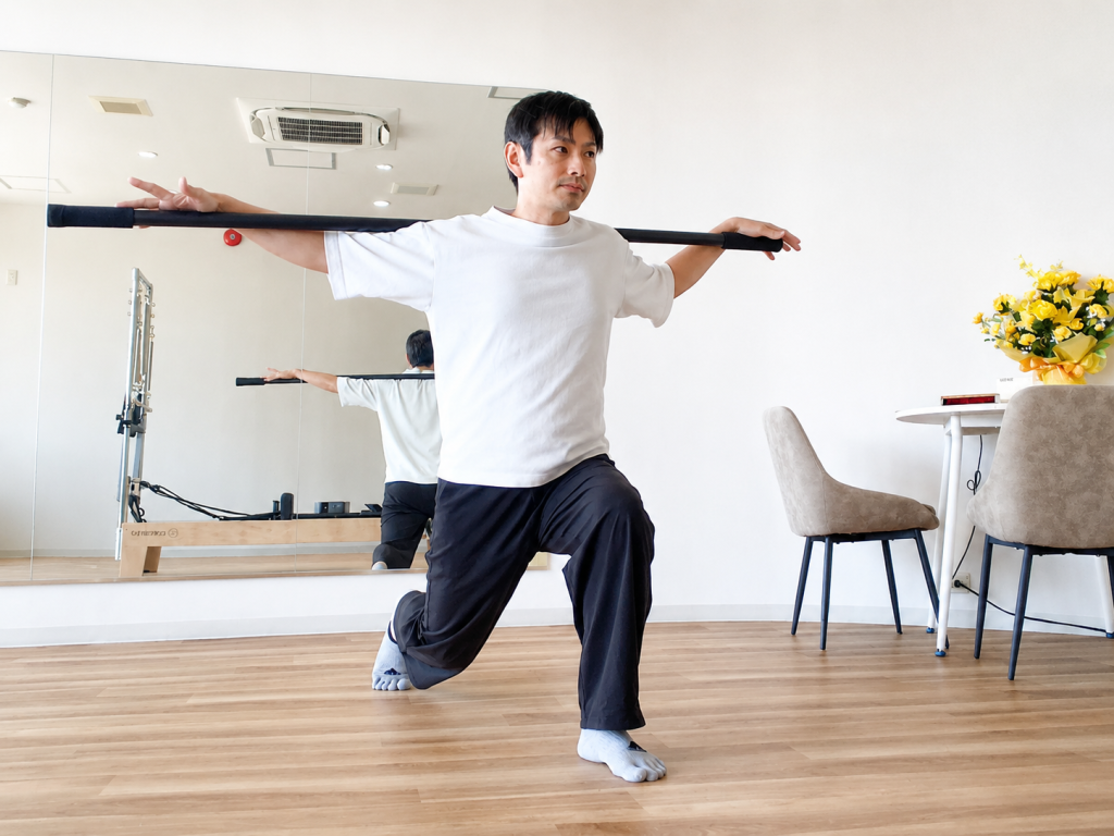 投球動作につながる踏み込み姿勢で足先・膝・股関節の向きを確認している様子