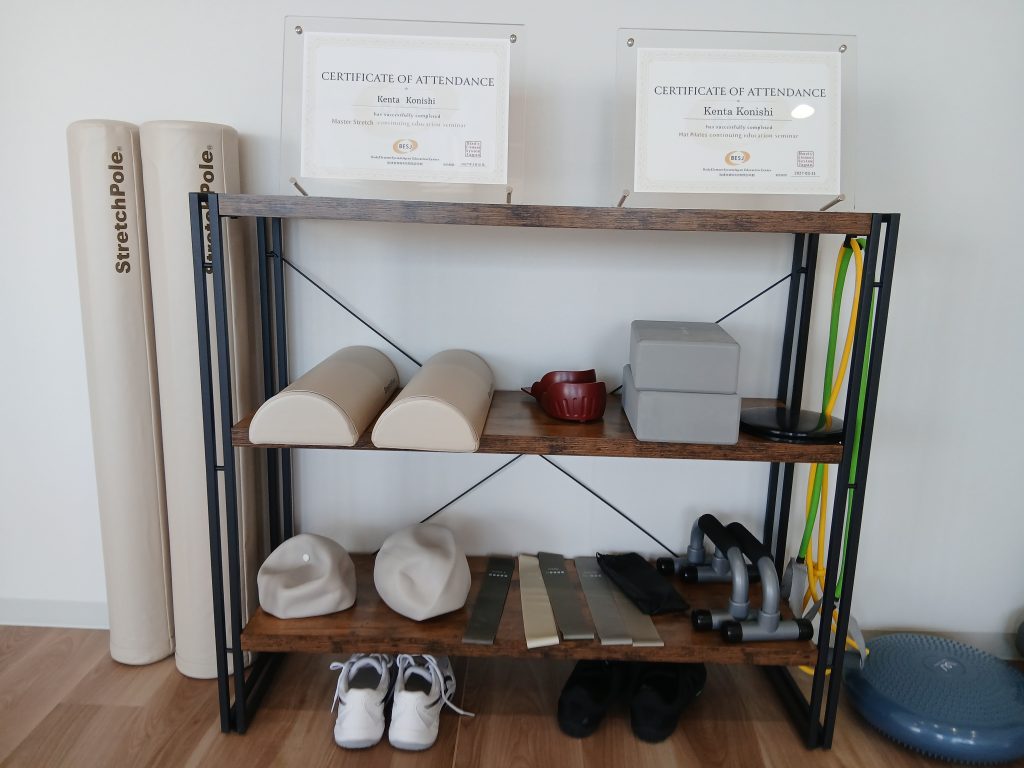 AXIS PILATES & Conditioningで使用している細かな道具を置いている棚