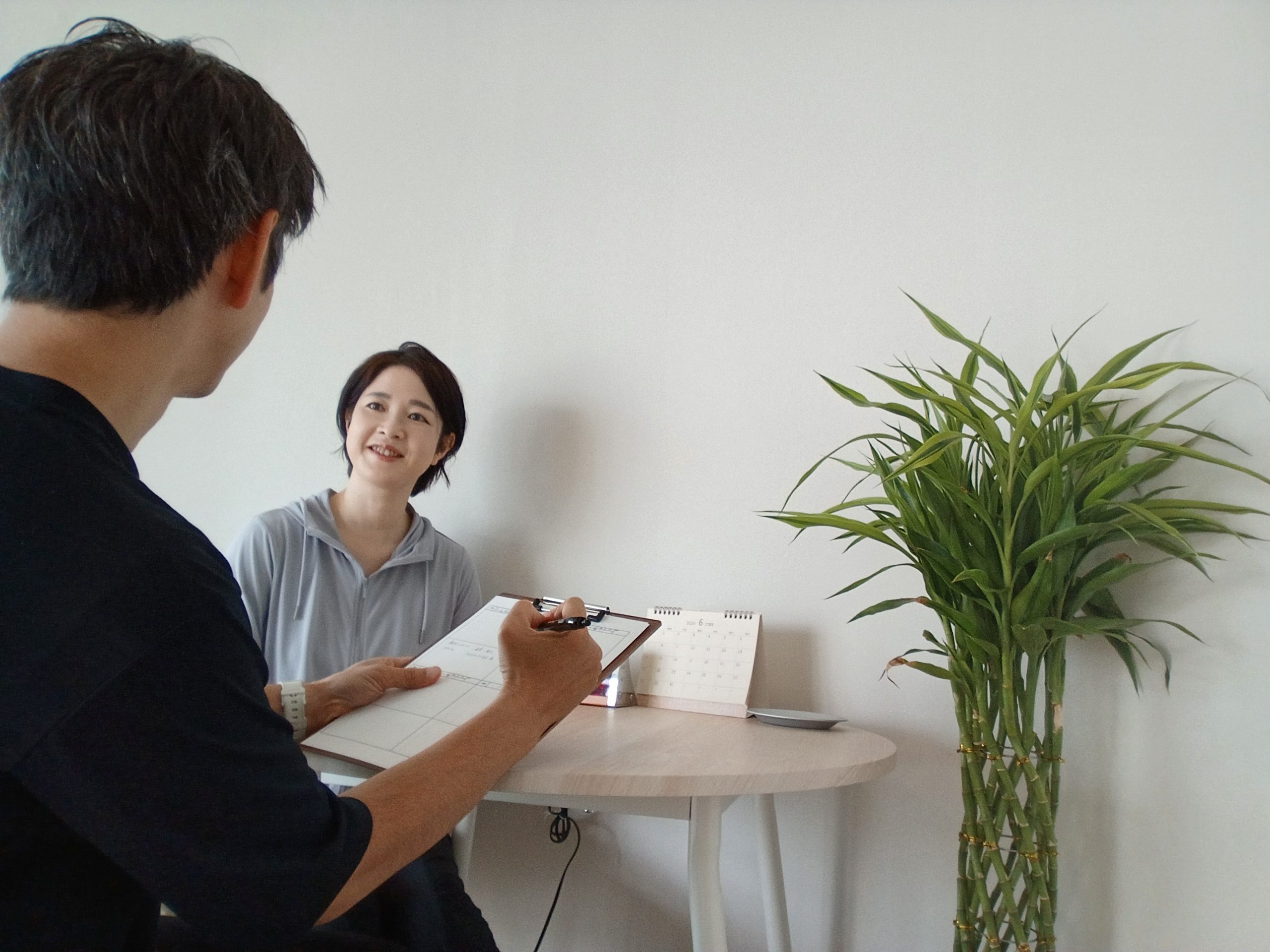 初回体験で身体の悩みをカウンセリングしている様子