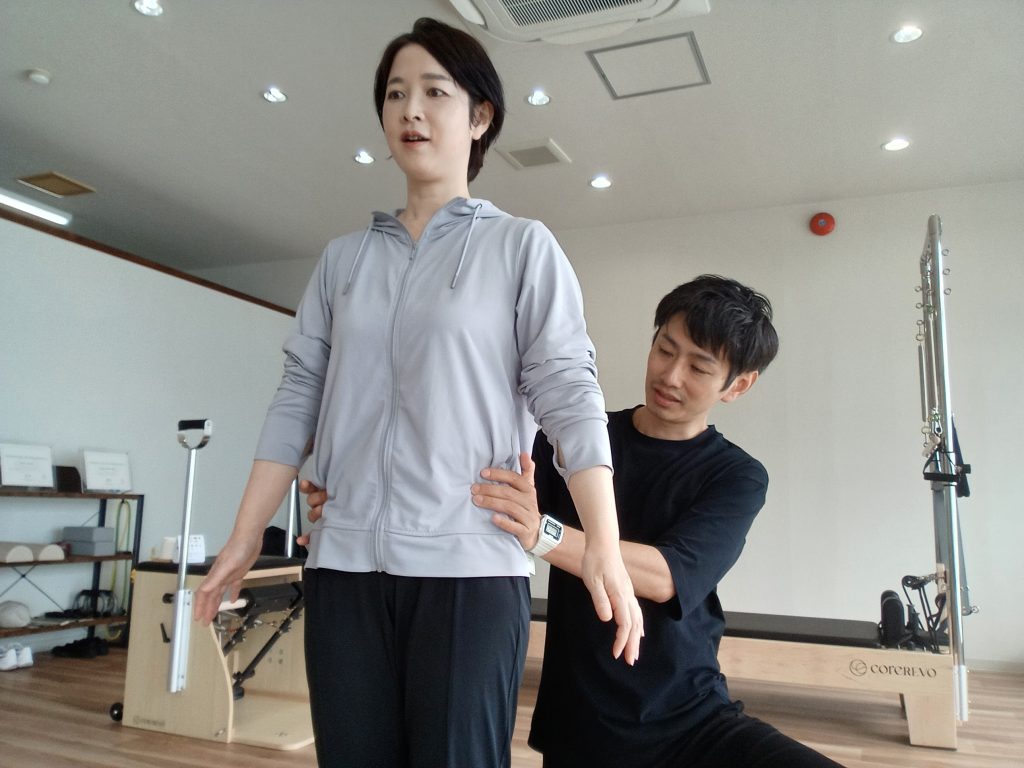 姿勢の確認をしている様子