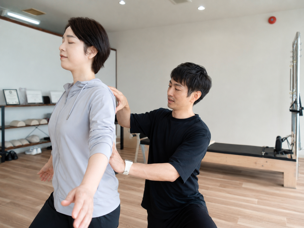 背中や肩甲骨まわりを確認しながら姿勢と呼吸を整えるパーソナルレッスンの様子
