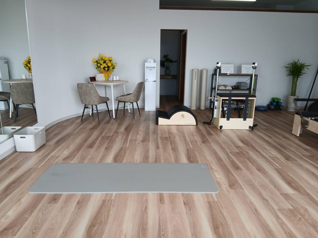 入口からのスタジオ内の風景が見える写真。