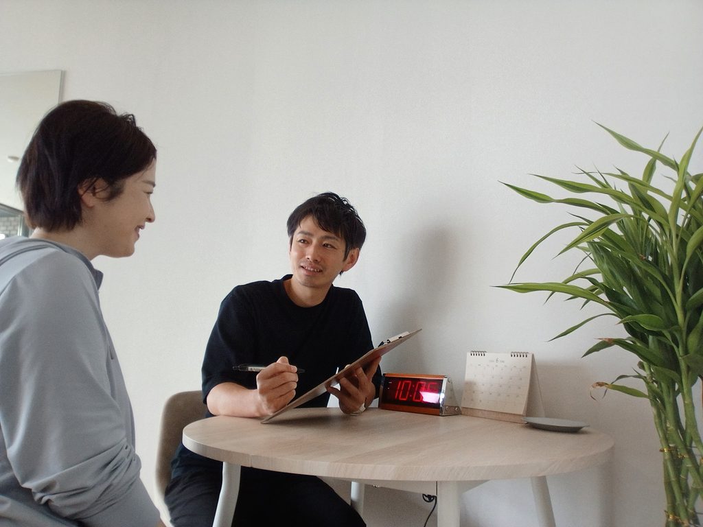 身体や生活習慣についてトレーナーに相談している様子