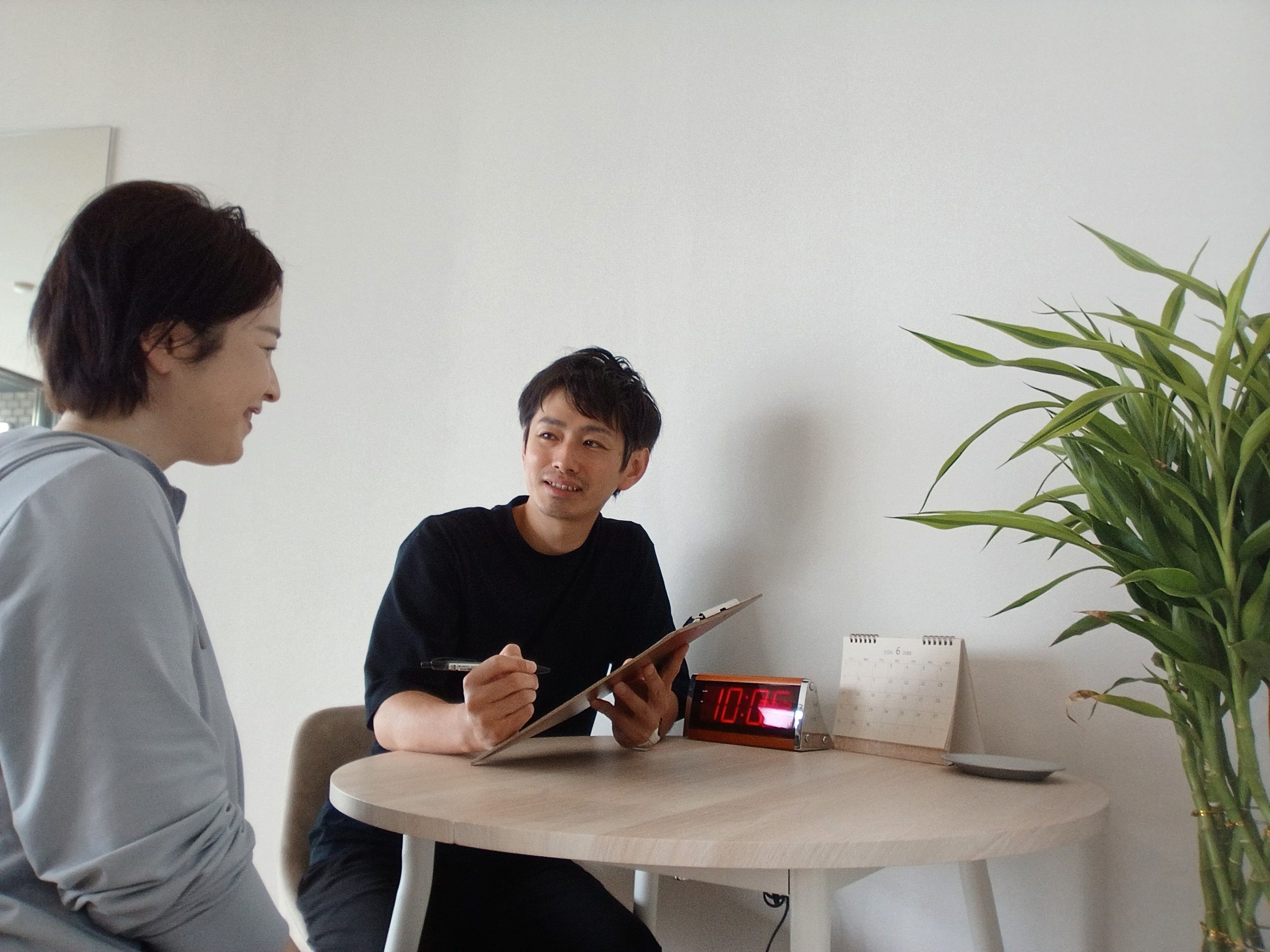 AXIS PILATES & Conditioningで身体の状態についてカウンセリングしている様子